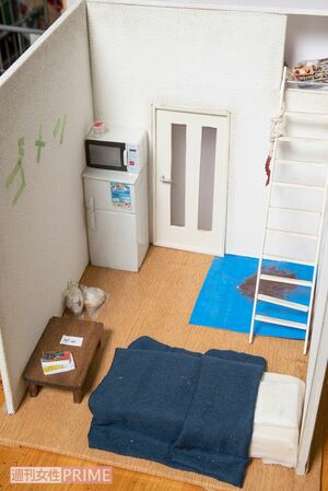 自殺する人は、亡くなった後のことを前もって調べることが多いようで、「自分の体液が漏れたことによってあとから高額なリフォーム代が家族に請求されないように、床にはブルーシートが敷いてあることもあります」。また、壁にはガムテープで“ゴメン”の文字が（'18年撮影）　撮影／齋藤周造