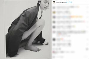 コメントもなく、上半身スーツ、下半身は何も履いていないように見えるモノクロの写真をアップした長澤まさみ（本人のインスタグラムより）