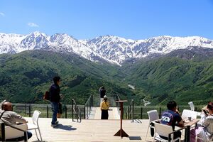 圧倒的大パノラマ! 緑が萌える山々の後方には、夏でも万年雪に包まれる壮大な北アルプス