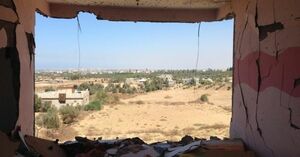  小高い丘の上にある新築の家の壁も、一瞬にして破壊された。見渡す限りのきれいな景色がむなしさを助長する（絵本より）