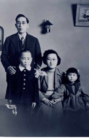 江戸時代から続く医師の家に生まれた。