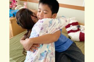 最愛の息子と。「入院中、家族の団結力やサポート力がすごくて、何があっても息子は大丈夫だなと心強く思った」と生前のゑみさんは語っていたという（インスタグラムより）