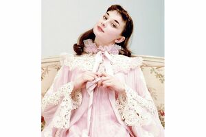 ノーマン・パーキンソン撮影。'52年1月24日、ブロードウェイミュージカル『ジジ』で主役を演じ、そのジジの衣装で撮影されたもの。ヘプバーンは当時、22歳。このときのモノクロ写真がイギリス版『ヴォーグ』'52年3月号に掲載された