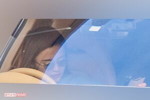 愛車を運転する小島瑠璃子(2023年)