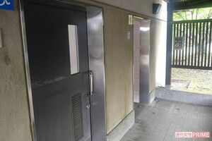 《京都南丹市事件》安達優希容疑者逮捕後、警察がくまなく調べた『るり渓』公衆トイレ。誰でもトイレと女性用の入り口