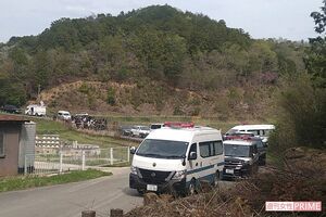 《京都小6男児行方不明事件》規制された遺体発見現場へと繋がる道。鑑識の姿も見える