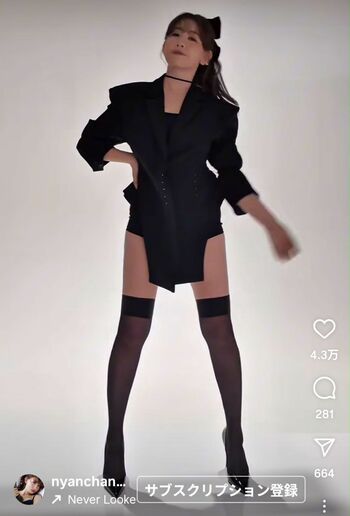 雑誌の表紙撮影で美脚を披露した小嶋陽菜(本人のインスタグラムより)