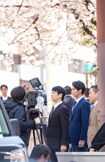 '20年、4月『半沢直樹』のロケに臨む堺雅人と賀来賢人