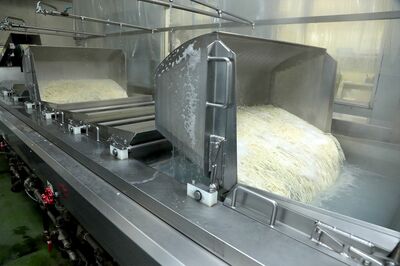 『笠間ソフトメン橋本屋』の工場に潜入(2) 一気にゆで上げた麺は、即冷水で締め、個装される。「品質は機械と従業員のダブルチェックです」