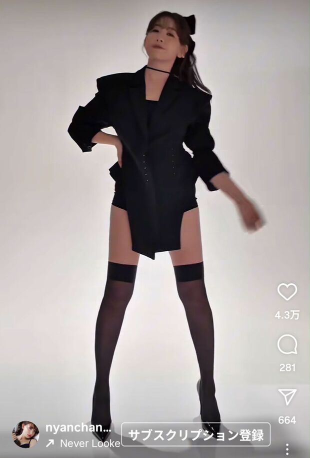 雑誌の表紙撮影で美脚を披露した小嶋陽菜(本人のインスタグラムより)