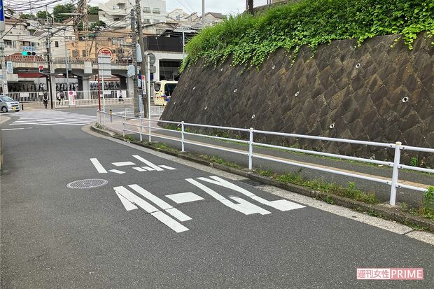 高橋伯明容疑者が逮捕された現場は、多くの学生が通る閑静な住宅街の路上だった