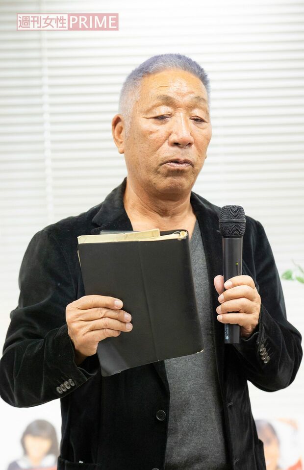 中山美穂さんが夢でありかを教えてくれたという手帳を手に持つ山中則男氏