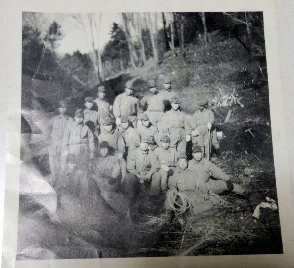  【写真】戦地にて、仲間と集まって撮った1枚。「お金持ちの息子がいて、カメラを持ってきていた。つかの間の休息でした」