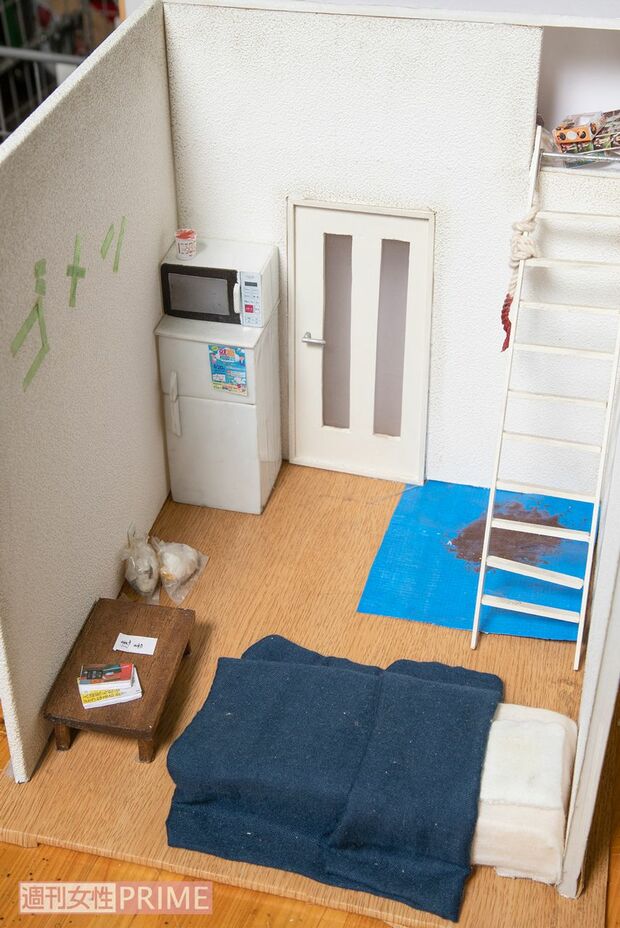 自殺する人は、亡くなった後のことを前もって調べることが多いようで、「自分の体液が漏れたことによってあとから高額なリフォーム代が家族に請求されないように、床にはブルーシートが敷いてあることもあります」。また、壁にはガムテープで“ゴメン”の文字が（'18年撮影）　撮影／齋藤周造