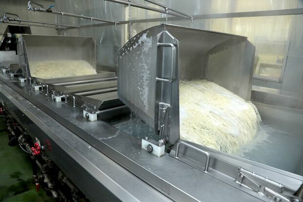 『笠間ソフトメン橋本屋』の工場に潜入(2)　一気にゆで上げた麺は、即冷水で締め、個装される。「品質は機械と従業員のダブルチェックです」