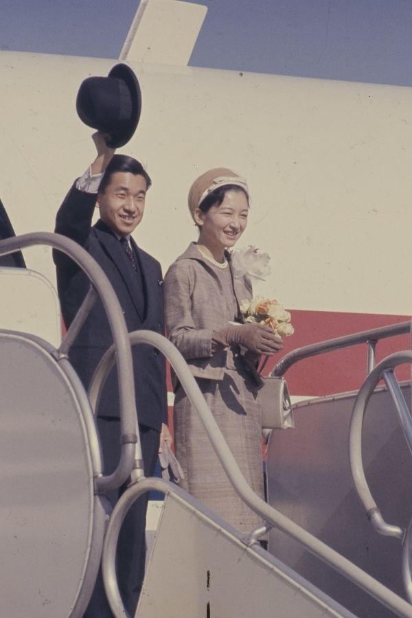  2歳の皇太子さまを残し、羽田空港からフィリピンへ向けて出発された（'62年11月）