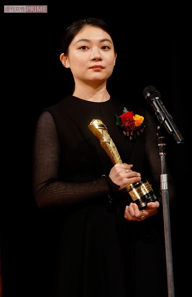 2022年2月、『キネマ旬報』表彰式で助演女優賞を受賞した三浦透子