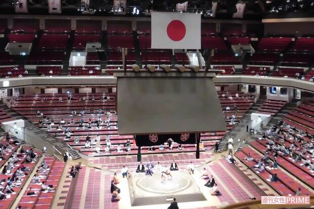 令和2年大相撲7月場所。2階席から見た土俵、マス席には1人しか座れないためガラガラに見える（筆者撮影）