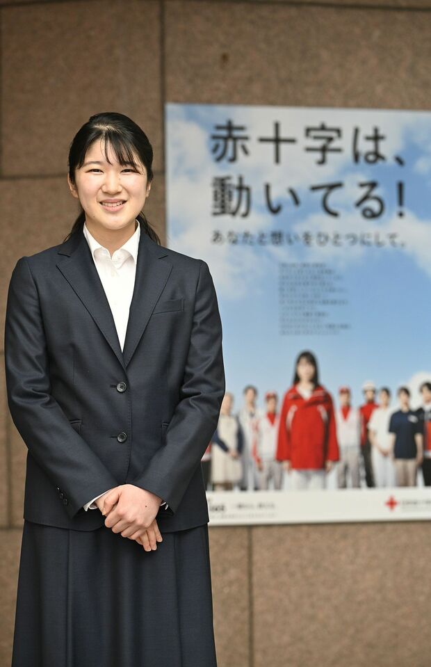 2024年4月、日本赤十字社に紺色のスーツで初出社された愛子さま