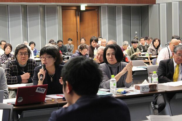 てぃだぬふぁの楚南さん（右）らは1月、防衛省との交渉に臨んだ