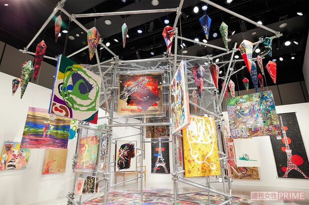 香取慎吾の個展『WHO AM I - SHINGO KATORI ART JAPAN TOUR』は、スモークがたかれた、まるでライブ会場のような展示