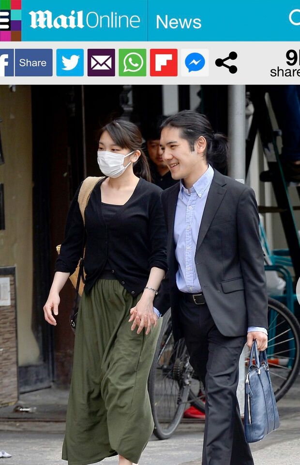 6月下旬に英紙『デイリー・メール』が配信した小室さん夫妻の記事。かたく手をつないでいる