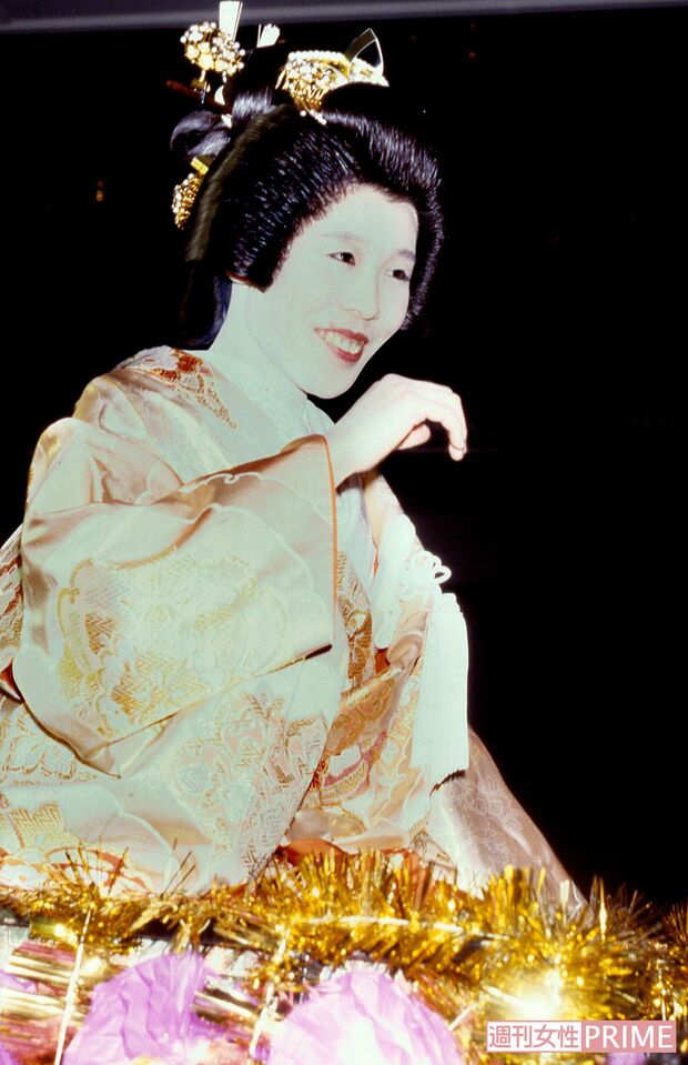 1982年に結婚した、桑田佳祐と原由子。披露宴にはファン2000人を招待