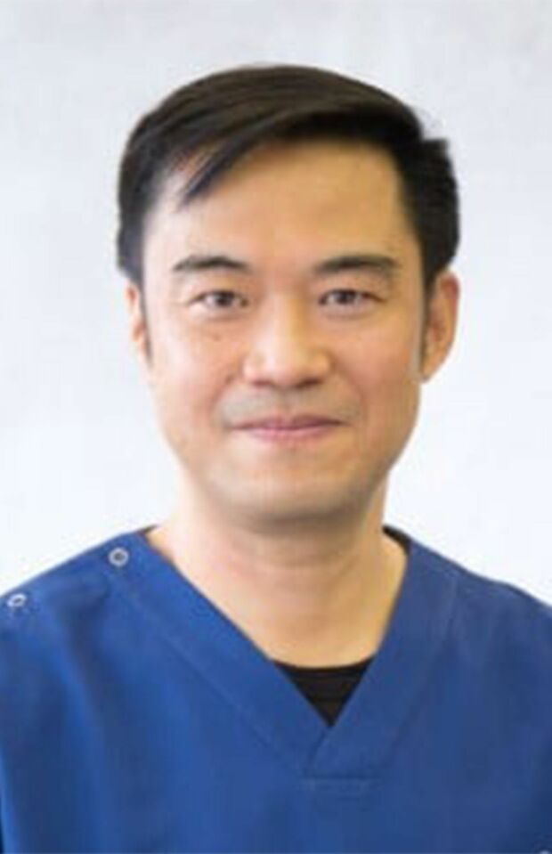 尾形哲先生●医学博士。長野県佐久市立国保浅間総合病院外科部長、同院「スマート外来」担当医として脂肪肝対策など啓発。パリ、ソウルの病院で、多くの肝移植手術を経験、日本赤十字社医療センター肝胆膵・移植外科で生体肝移植チーフを務めた。