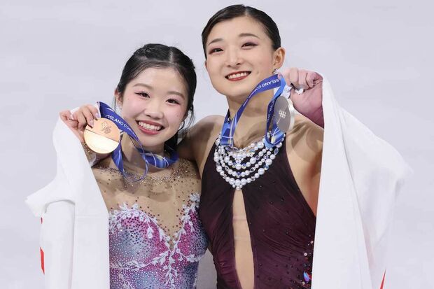 銀メダルの坂本花織選手と銅メダルの中井亜美選手（撮影／JMPA）