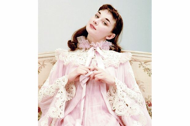 ノーマン・パーキンソン撮影。'52年1月24日、ブロードウェイミュージカル『ジジ』で主役を演じ、そのジジの衣装で撮影されたもの。ヘプバーンは当時、22歳。このときのモノクロ写真がイギリス版『ヴォーグ』'52年3月号に掲載された