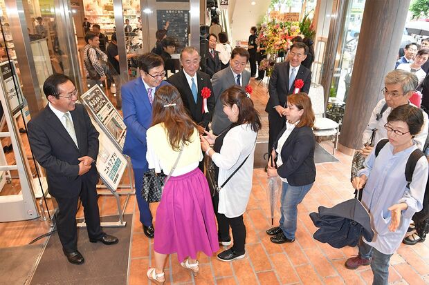 渋谷公園通り店のオープン初日に女性客から握手を求められニコリ