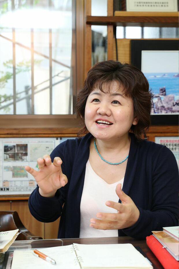 身ぶり手ぶりを使って生き生きと話す。今は心も身体も無理をしない。「ふくねこ」も、その人らしくいられる場所を目指している　撮影／吉岡竜紀