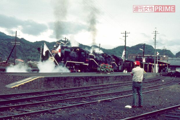 '72年10月。昭和天皇ご夫妻は鹿児島での国体へ。当時のお召し列車は蒸気機関車だった
