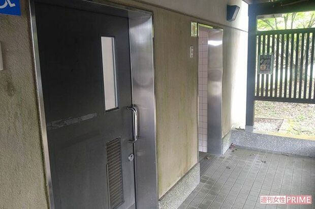 《京都南丹市事件》安達優希容疑者逮捕後、警察がくまなく調べた『るり渓』公衆トイレ。誰でもトイレと女性用の入り口