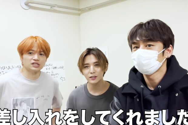 『ジャにのちゃんねる』で二宮からの差し入れを紹介するメンバー（YouTubeより）