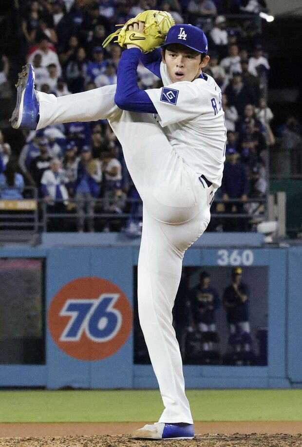 試合を締めくくる“ドジャースの守護神”として活躍する佐々木朗希/共同通信