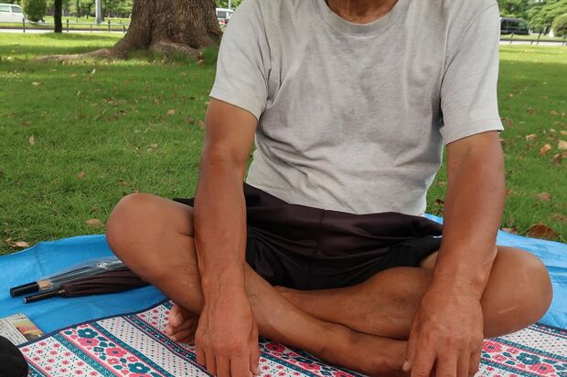 観光客の目立つ皇居外苑で、山上さん（仮名）は芝生に寝そべったり、運動不足解消をかねてゴミ拾いをする