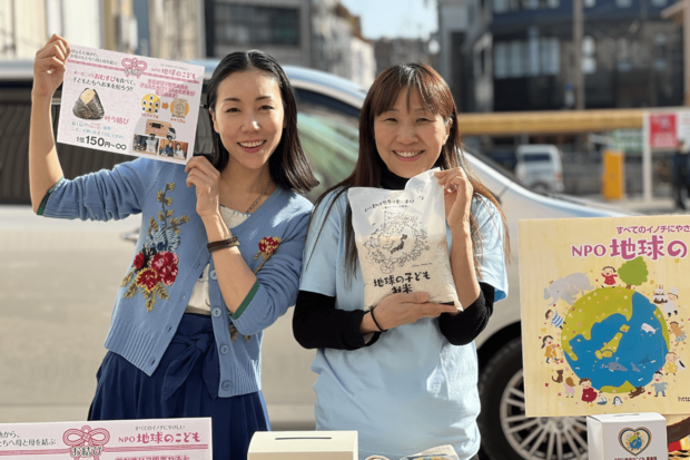 2月に行われた第6回高知オーガニックフェスタ。一緒にいるのは高知市在住のホスピタルアーティスト、小笠原まきさん（写真右）