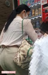 2018年、区立小学校に入学する長男を連れ、薄いピンク色のシャツにベージュのチノパンを履いた“きれい目コーデ”で決めていた小雪