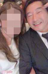 '20年7月19日、B子さんと密着して写真を撮った石田純一。女性と“密”着しているのがわかる