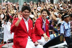 2012年、ロンドン五輪後のパレードに参加したやり投げの村上幸史と、レスリングの吉田沙保里