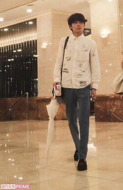 赤羽根の手下役・矢野聖人。傘が庶民的