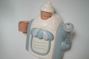 くすみカラーがトレンドを感じさせるキュートな浴室用玩具。浴室の壁材によっては吸着力が落ちるのか