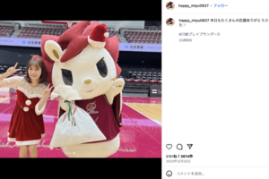 グラビアアイドル・村島未悠のサンタコス(公式インスタグラムより)