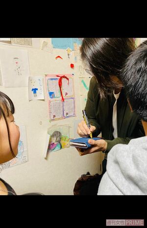 スマホにサインをする山下智久