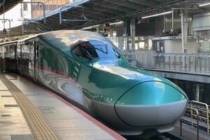 東北新幹線はやぶさの車両で大量輸送を試みる