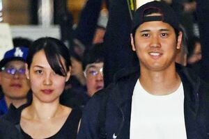 3月15日、開幕戦が行われる韓国に到着した大谷翔平夫妻。デコピンはいない 写真/共同通信社