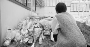 自殺現場の線路わきを訪れた亮くんの母親