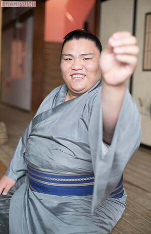 笑顔でポーズをしてくれる御嶽海　　撮影／渡邉智裕　(2017年)