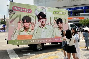 中国人メンバー、ジャン・ハオの応援広告トラック。ドーム前を周回し人目を引いていた／著者撮影（編集部で一部加工）